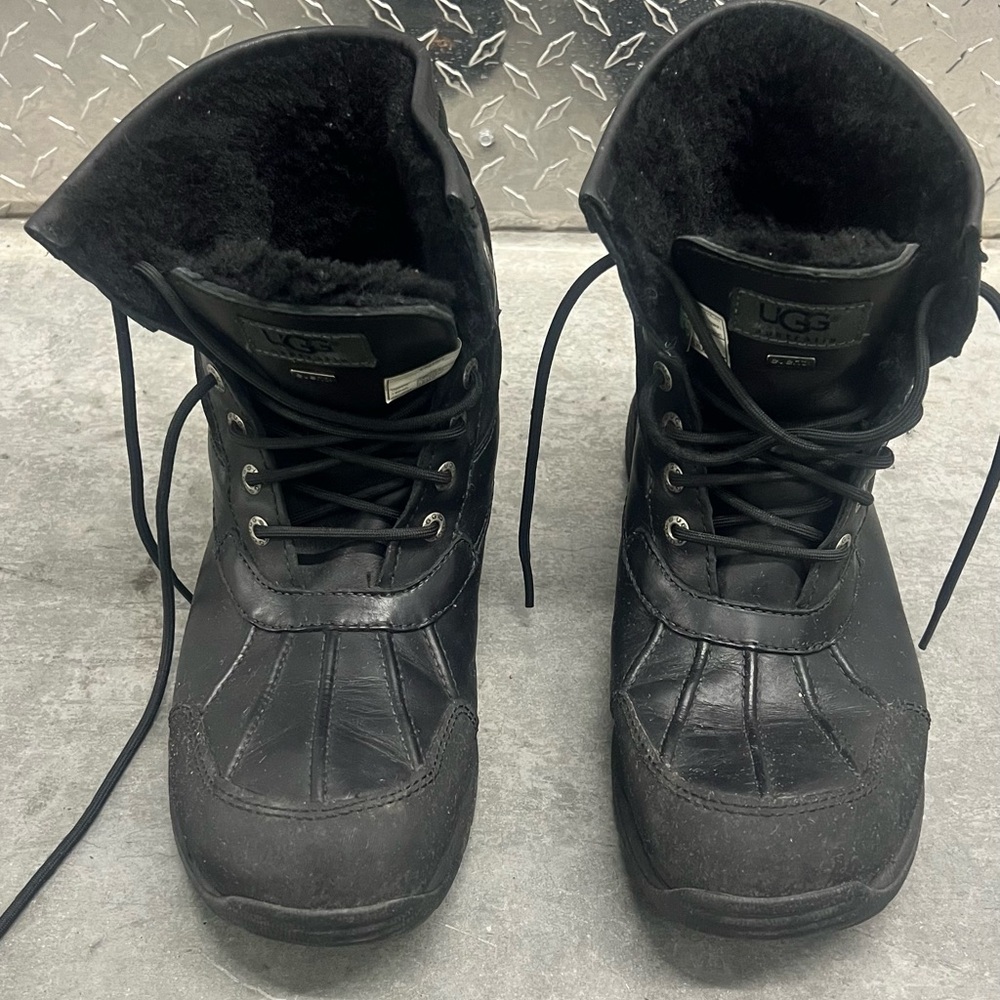 UGG Butte Waterproof Hiking Boot (Men) Pre-Owned